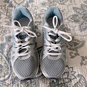 New Balance women’s sneakers size 6.5 gray and blue.